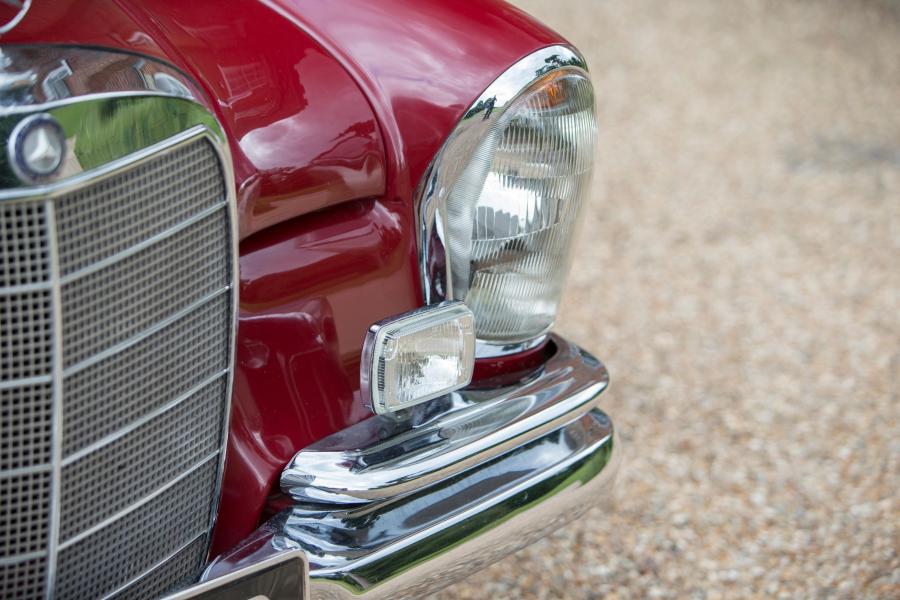 Детали экстерьера Mercedes-Benz 220 SEb Coupe (W111) 1959 года  (UK) (фото 2 из 13)